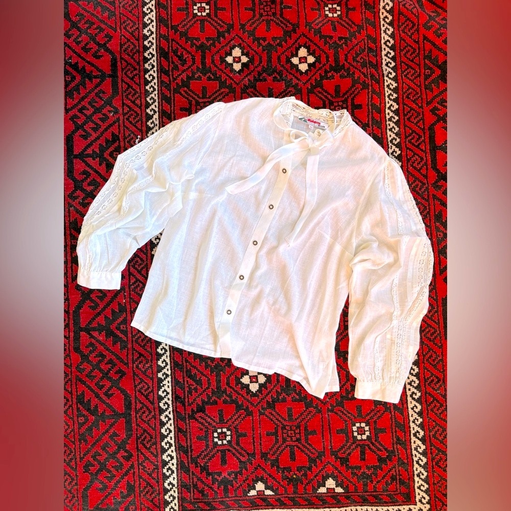 vintage german lace blouse - white with ribbon bow - M euc